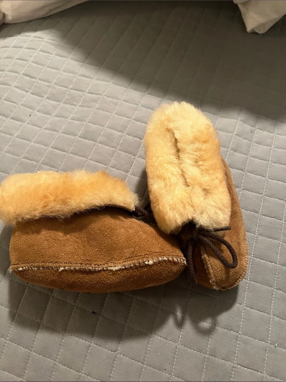Minnetonka Tan Brown Kids Shearling-Lined Moccasin Slippers